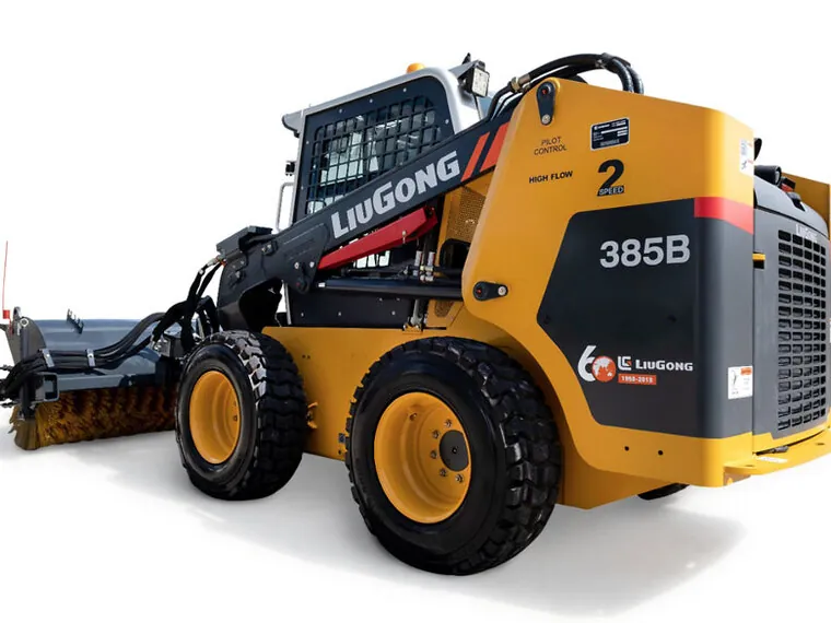 Minicargador LiuGong 385B de tres cuartos con barredora a fondo blanco