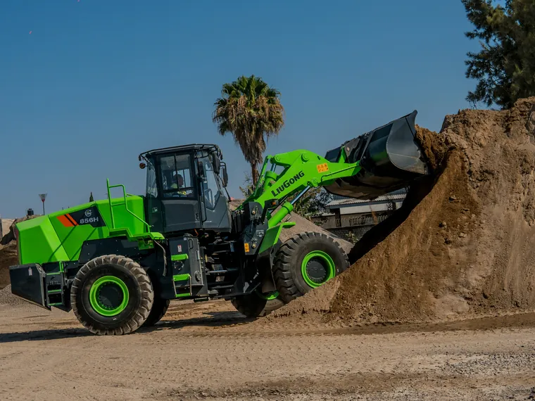 Cargador eléctrico LiuGong 856H-E MAX cargando tierra en obra