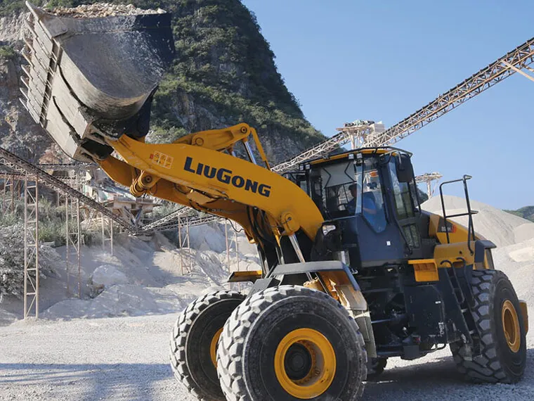 Cargador LiuGong 890H cargando material en una cantera