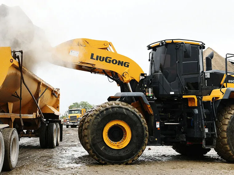 Cargador LiuGong 890H en operación con el cucharón elevado