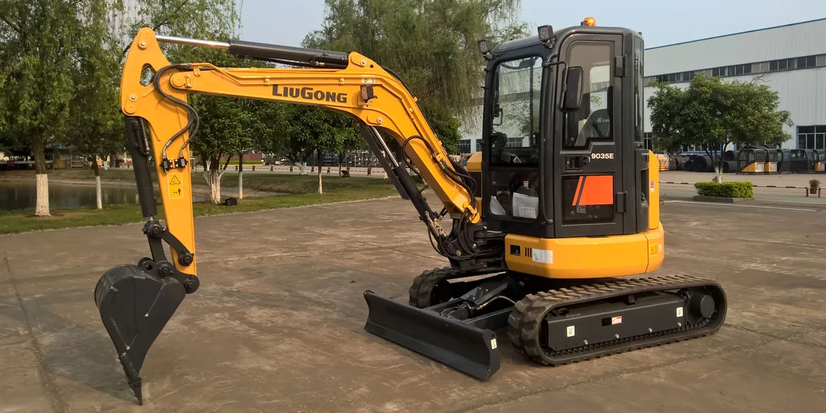 Excavadora compacta LiuGong 9035E excavando una zanja junto a un muro de contención