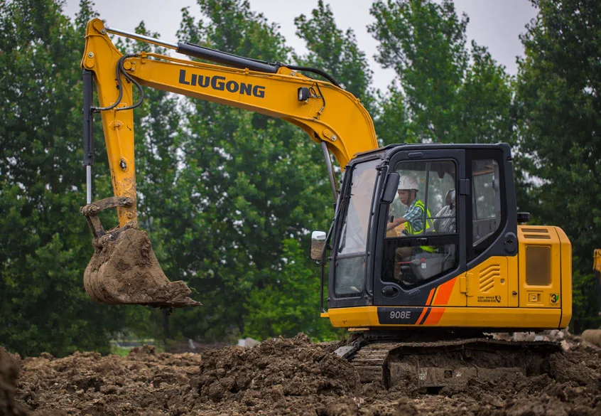 Excavadora compacta LiuGong 908E excavando una zanja vista desde dron