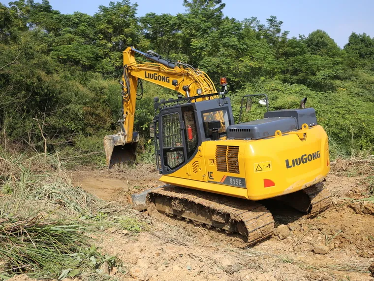 Excavadora LiuGong 915E operando en un frente de trabajo con terreno irregular
