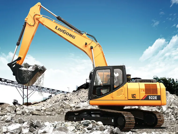 Excavadora LiuGong 922E de perfil sobre terreno rocoso de cantera