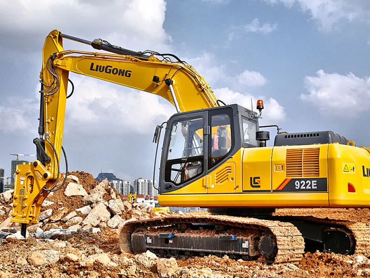 Excavadora LiuGong 922E equipada con martillo hidráulico en obra