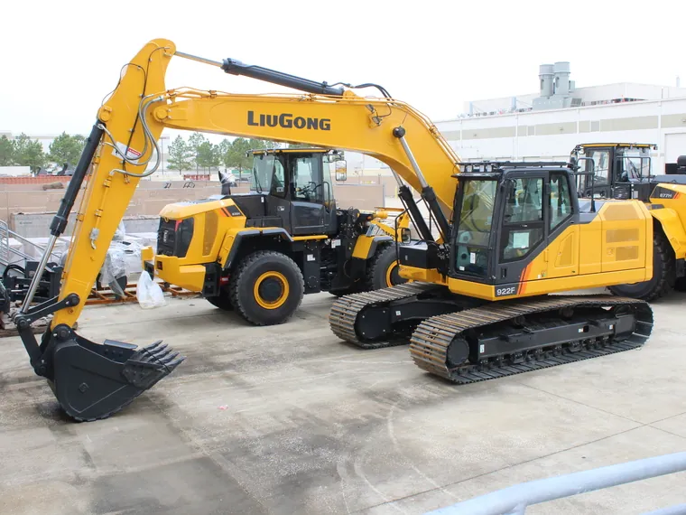 Excavadora LiuGong 922F en patio junto a otra maquinaria LiuGong