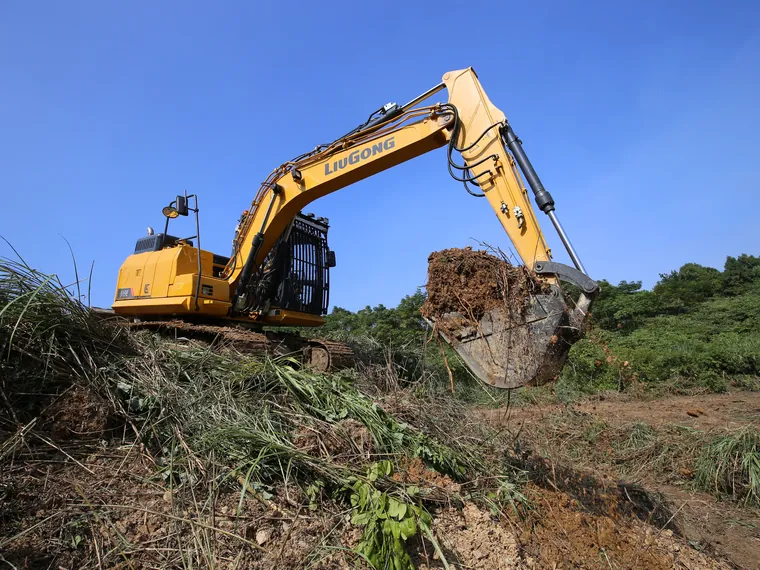 Detalle del distintivo 922F en la estructura superior de la excavadora