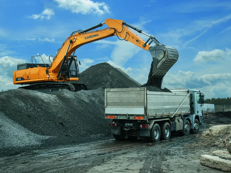 Excavadora LiuGong 936E cargando un camión de volteo en una obra