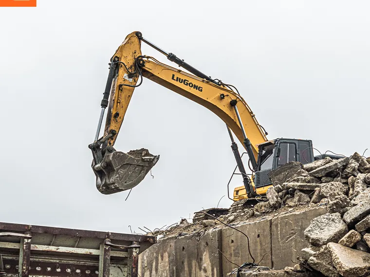 Excavadora LiuGong 936E con el cucharón cargado en una obra de demolición