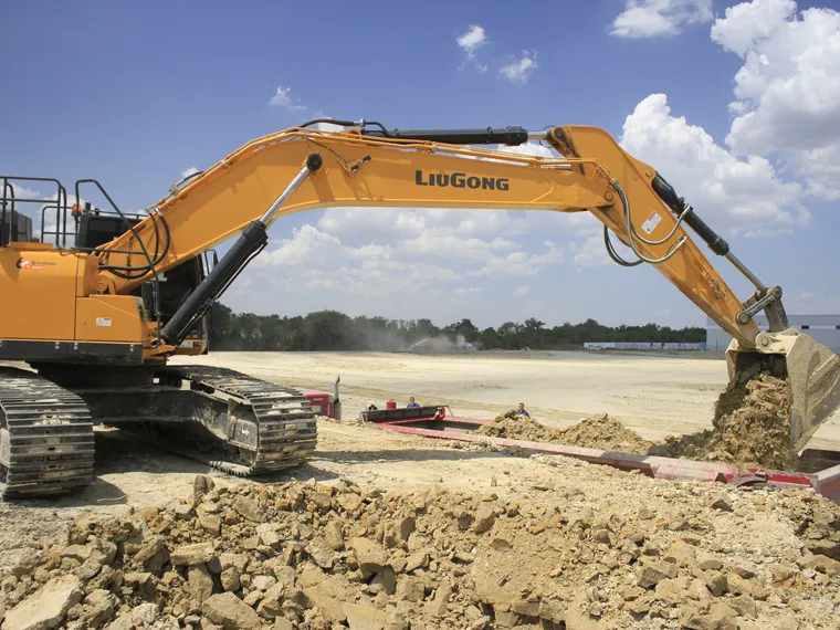 Excavadora LiuGong 950E excavando con el brazo extendido bajo cielo azul