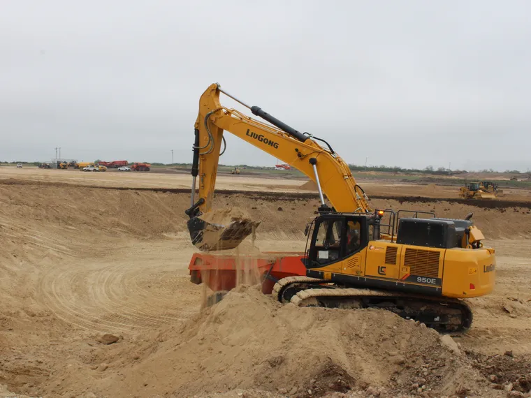 Excavadora LiuGong 950E excavando una zanja en un sitio de construcción
