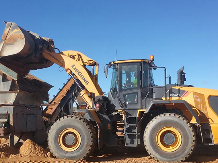 Cargador LiuGong 856H MAX en operación con el cucharón elevado