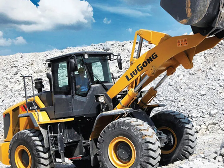 Cargador LiuGong 856H MAX cargando material en una cantera