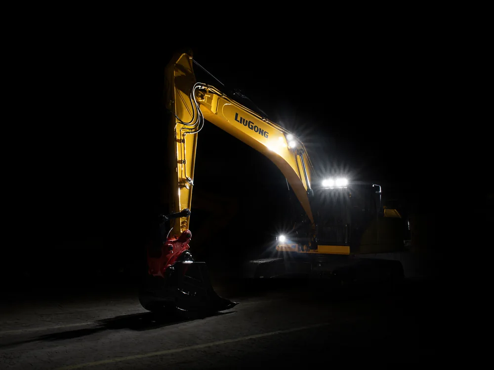 Excavadora LiuGong de noche con las luces de trabajo encendidas